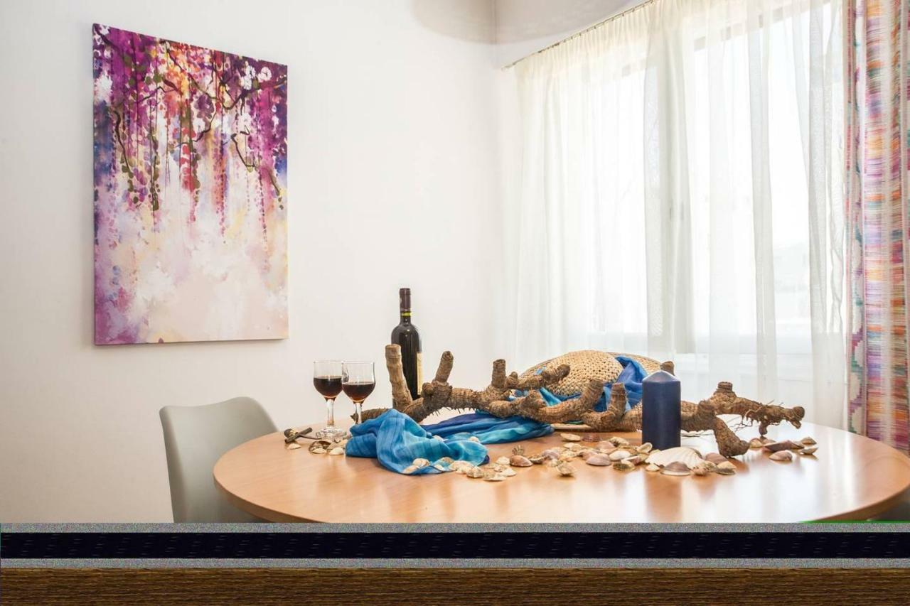 The Ideal Locale - A Sleek And Illuminated Space Καλαμάτα Εξωτερικό φωτογραφία